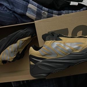 Yeezy 700 mnvn honey yellow